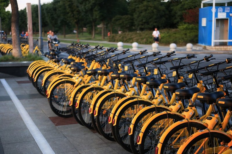 Basta al parcheggio selvaggio delle bike sharing a Roma